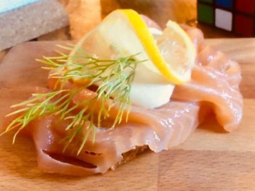 Smorrebrod Oslo "Smoked Salmon with rye bread & creamy mustard sauce"
